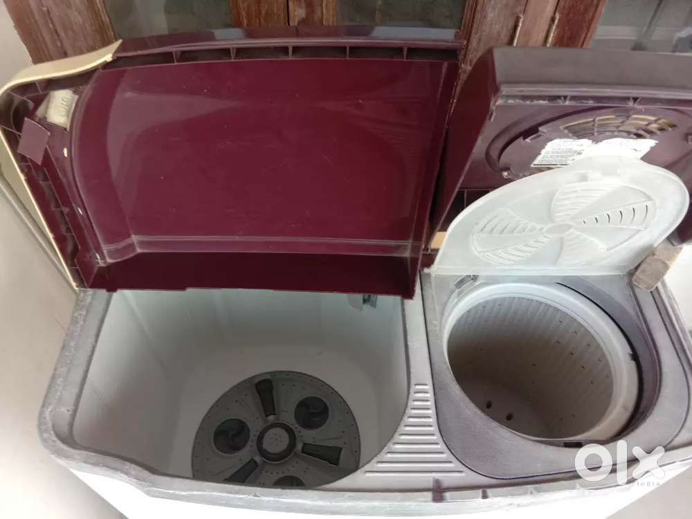 LG semi automatic washing machine 10 year old okay condition 6 kg