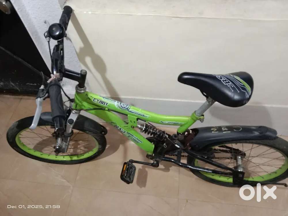 Green colour cycle medium size only to repair the brake for the cycle