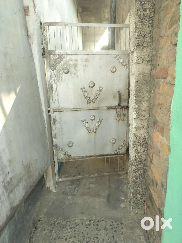 Line bazar k.hat newr jama masjid ke samne 1 bed 2000 2 bed 3500