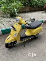 Mint condition Vespa ZX125, yellow, 2021