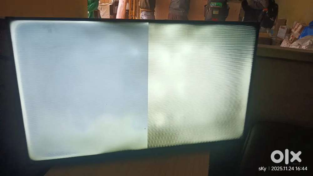 43 LED SMART TV - Display kharab hai...with box & bill