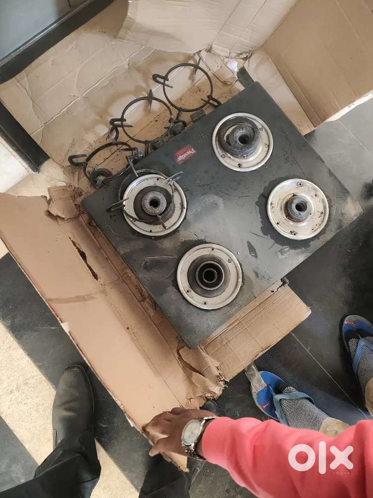 Prestige Gas Stove 4 burner good condition moving out contact fast