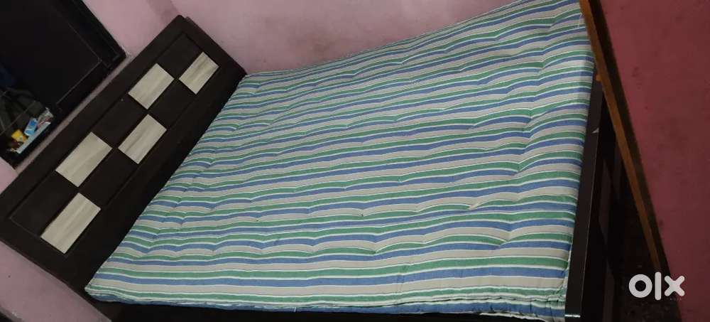 Only new gadi, only, 2-3 months used size- 5.5×7,very good condition,