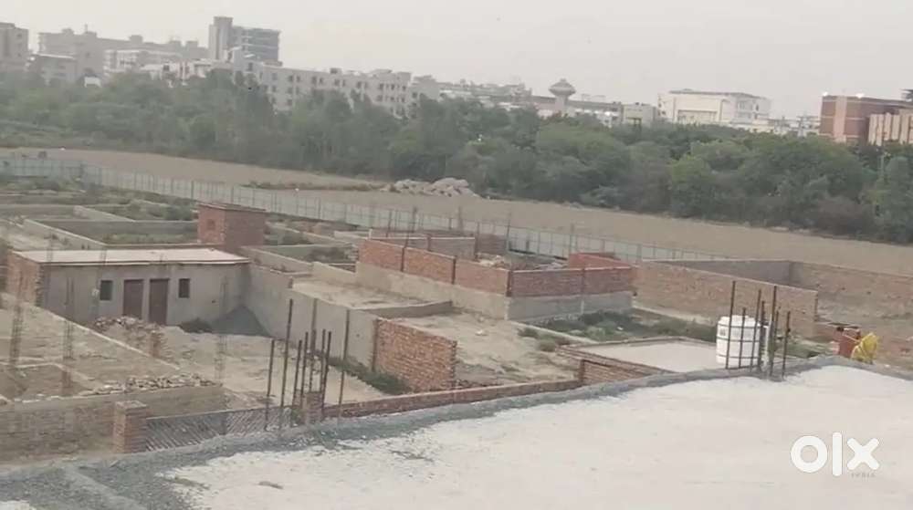 Plot Near Metro, Pari Chowk – Registry व Loan की सुविधा