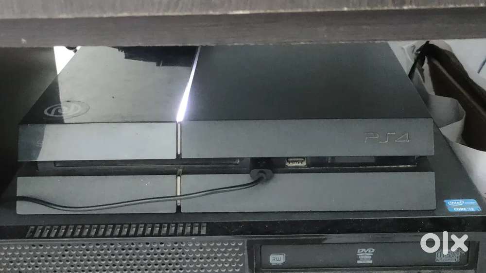 PS4 500GB with GTA V, Watchdogs 2 and NFS Heat CD