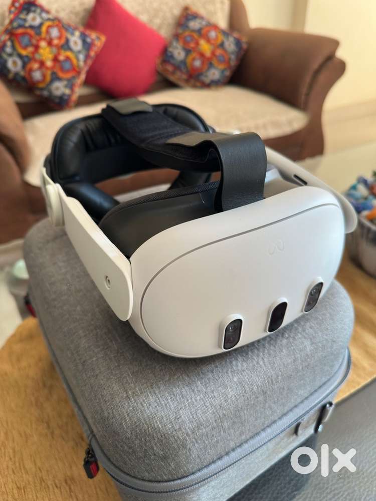 Meta Quest 3 -only 3 months old -MINT condition w/ strap, case & cable