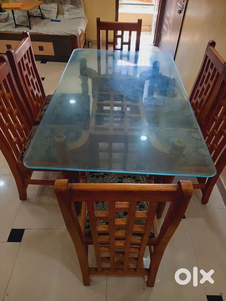 Elegant 6-Seater Glass Top Dining Table – Excellent Condition!