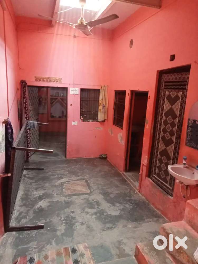 एक कमरा बाथरूम लॉबी 10 साल पुराना है