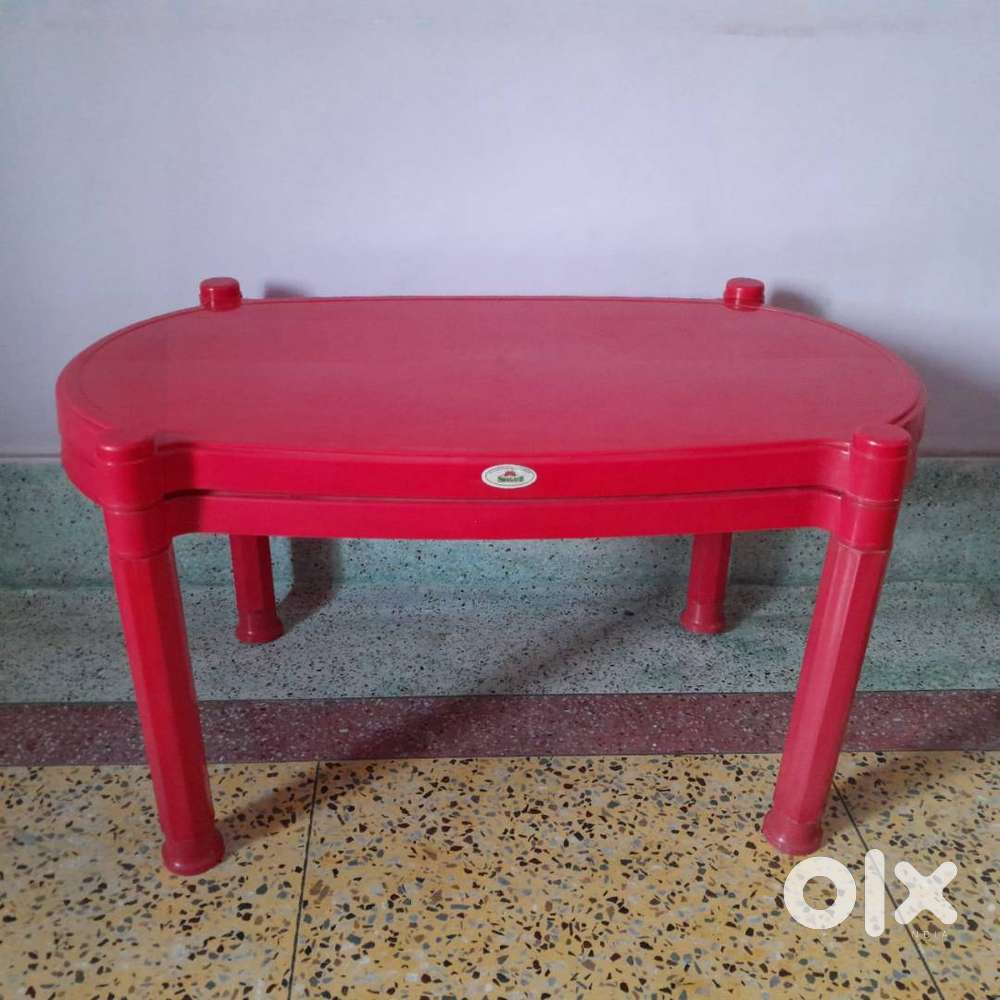 Sturdy & Durable Red Oval Plastic Table with Detachable Legs