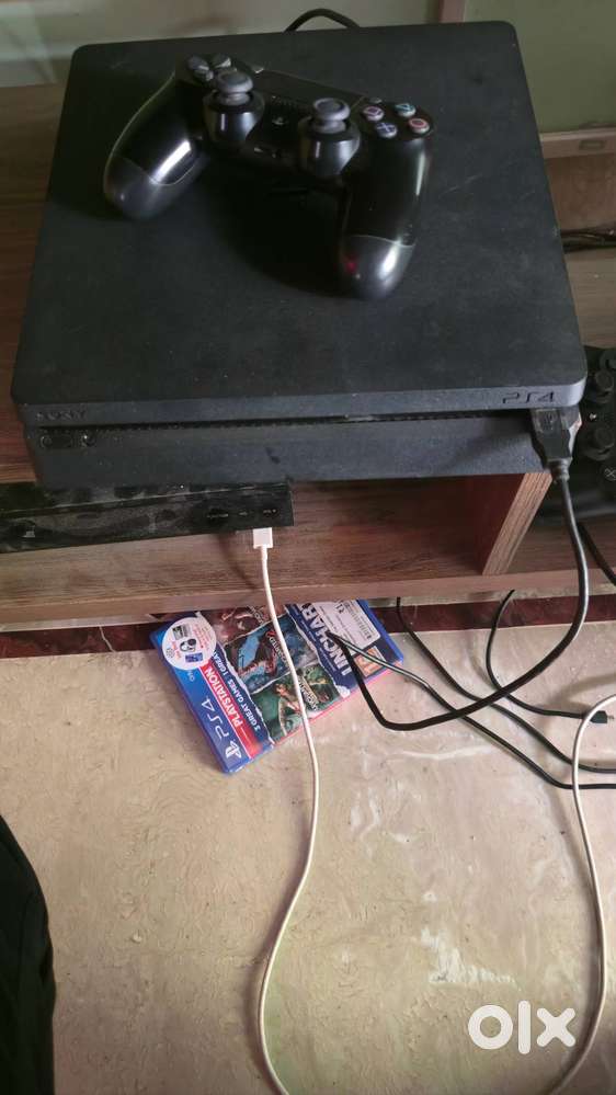 PS4 slim less used. Two joy stick , 4 games.