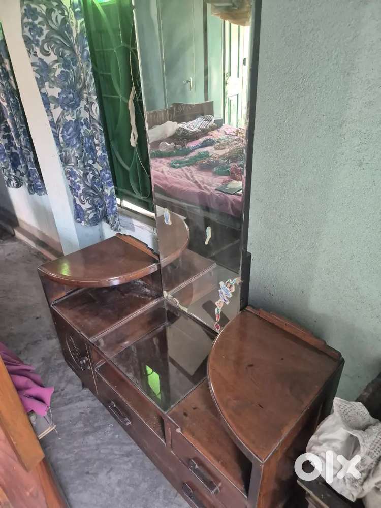 Old dressing table strudy made by segun wood with mirror.
