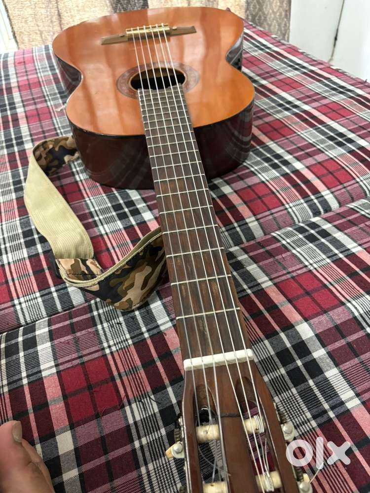 yamaha cx40 . Acoustic guitar - with fishman pickup -good condition