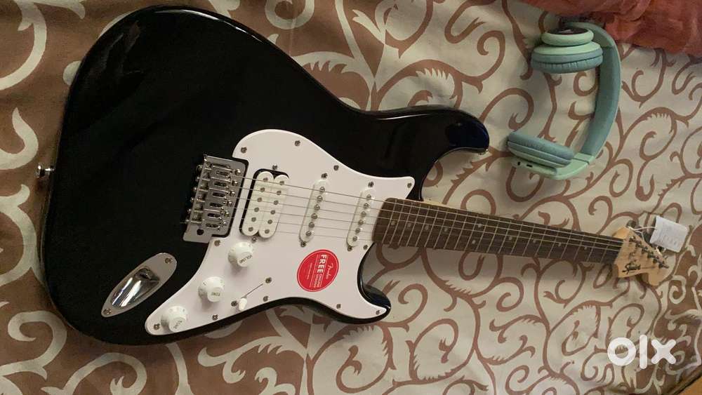 Fender - Squier - Stratocaster   Electric   Guitar   - Black & white