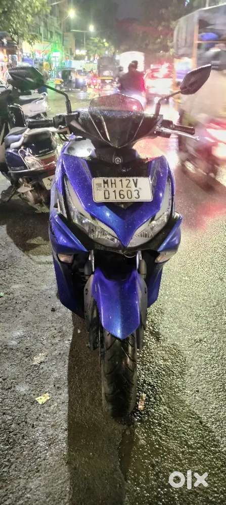 A YAMAHA Aerox 155 dish brack bike is good condition