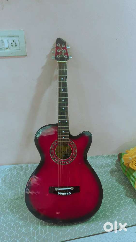 Good condition guitar and guitar pick and bag free
