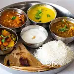 हमें कुक (खाना बनाने वाले की) के अति आवश्यक है