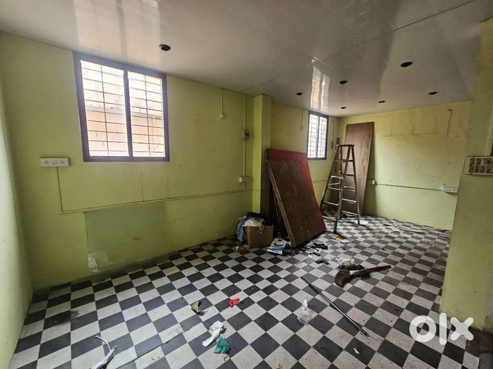 തൃശൂർ  നായ്ക്കനാൽ ഷോർണൂർ റോഡ് 225 sqft ഓഫീസ് മുറി