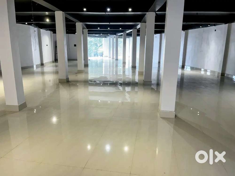 4000 sq ft area on main road 1st floor