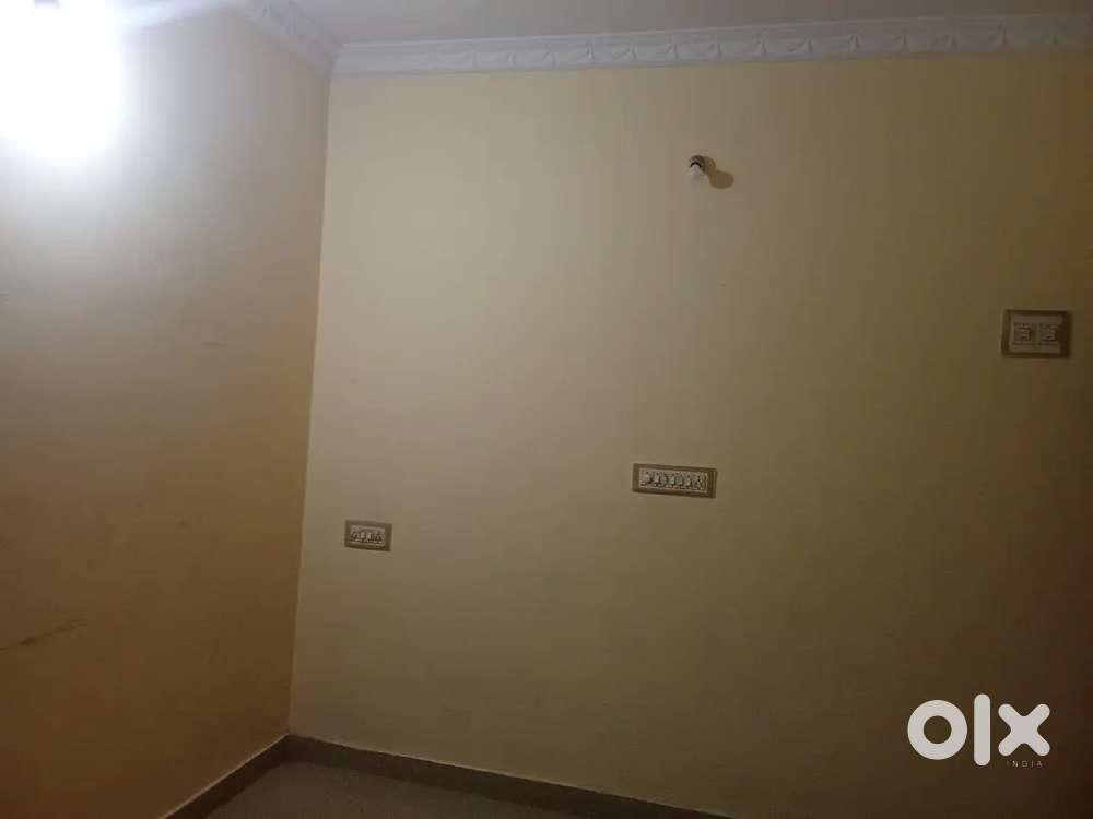 1 B.H.K. Flat Looking for a flat mate Rent : Rs.4000 Only+half deposit