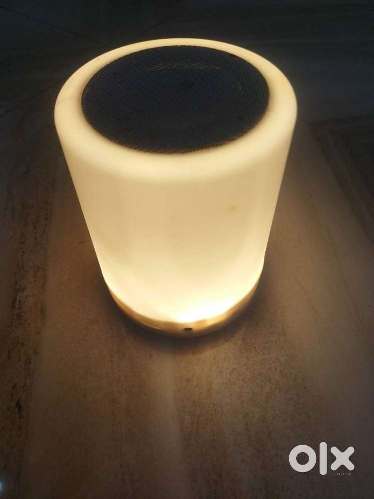 Smart lamp with speaker