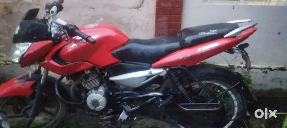 एक मोटरसाइकिल बिक्री के लिए उपलव्ध हैं