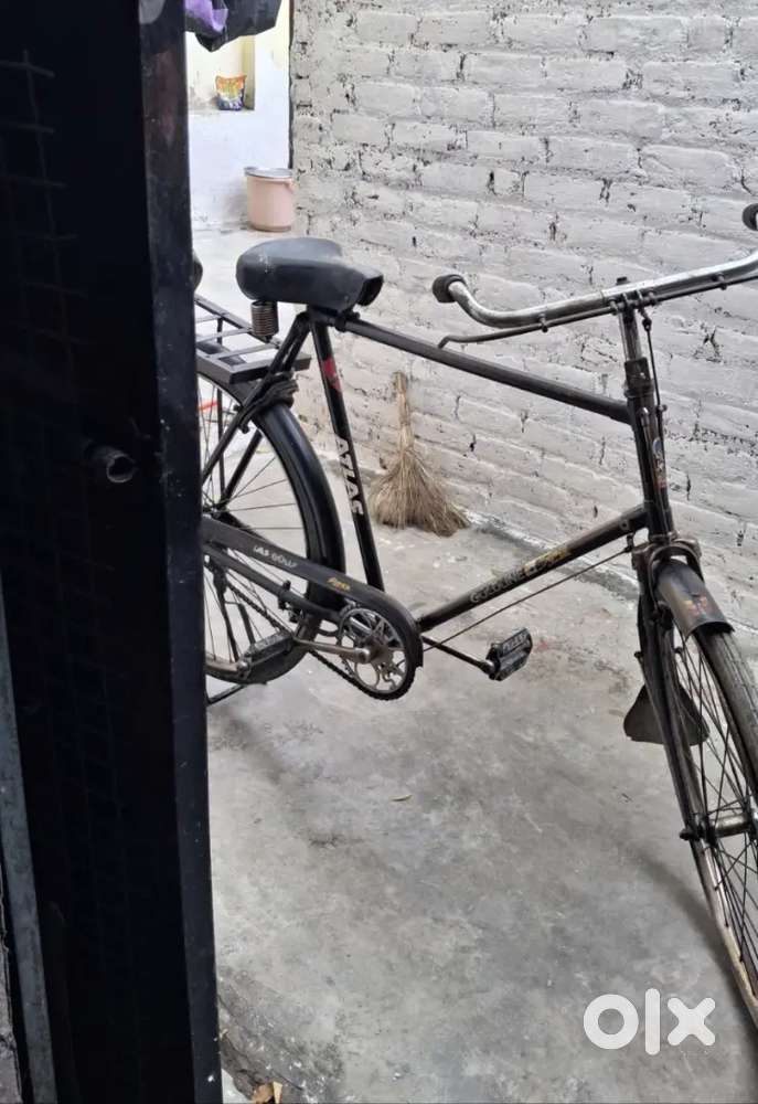 Atlas Cycle New condition New tyre Koi problem nhi hai chalti hue hai