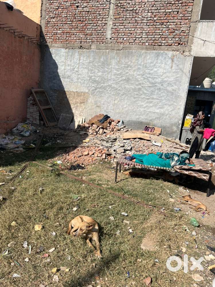 100 gaj ka plot madhawala 200 mtr door hai main road se