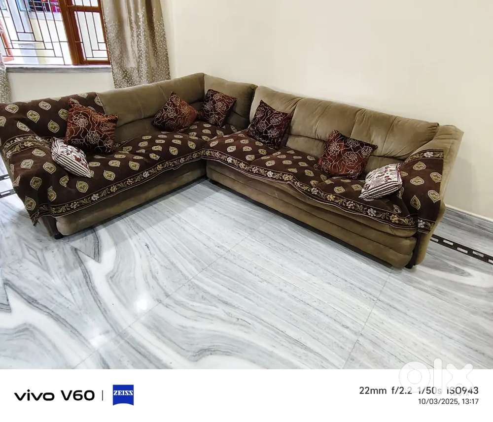 Comfortable L-Shaped Sofa S et with Cushions – Excellent Condition