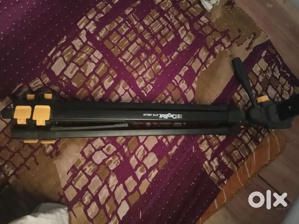 Argent paise ki jarurat hai is liye bech rhe hai hm apna stand or mic