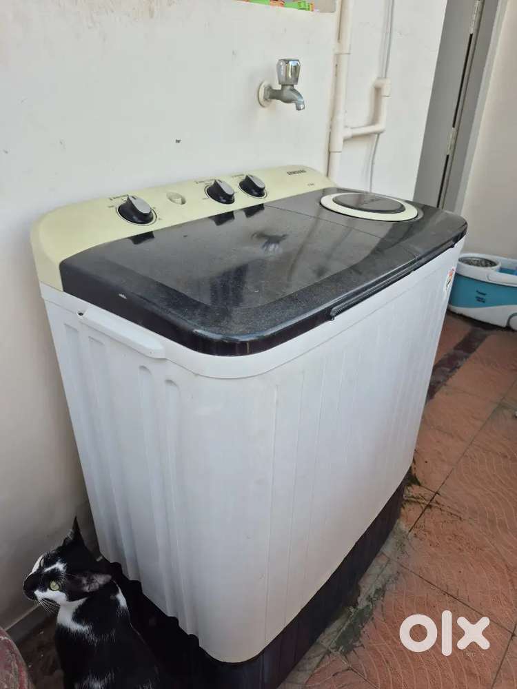 Semi automatic washing machine