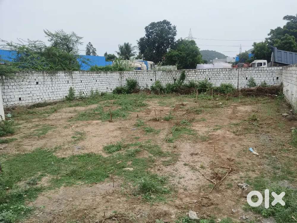 COMMERCIAL PLOT (PRICE NEGOTIABLE)