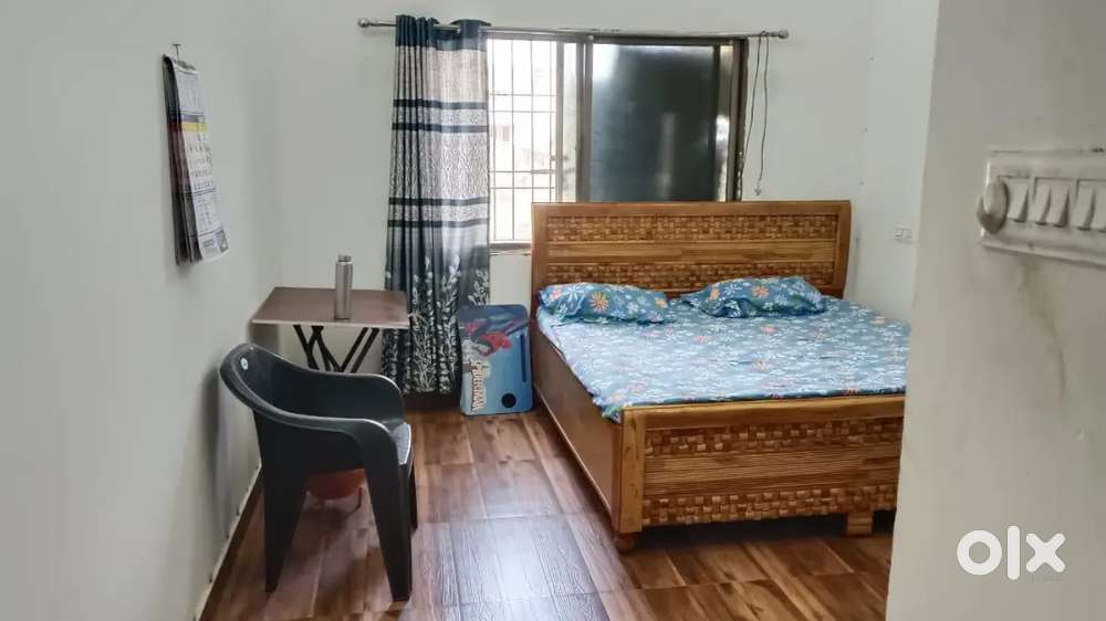 Rent a single furnished room for working women and boys