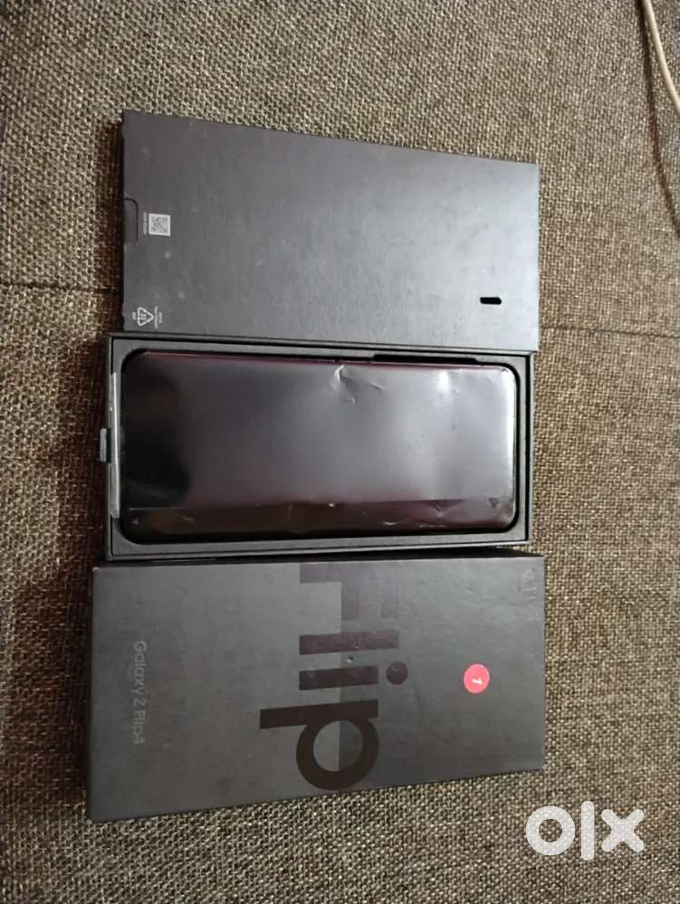 Samsung Galaxy Z Flip 4, 8/128gb, 15 months old.