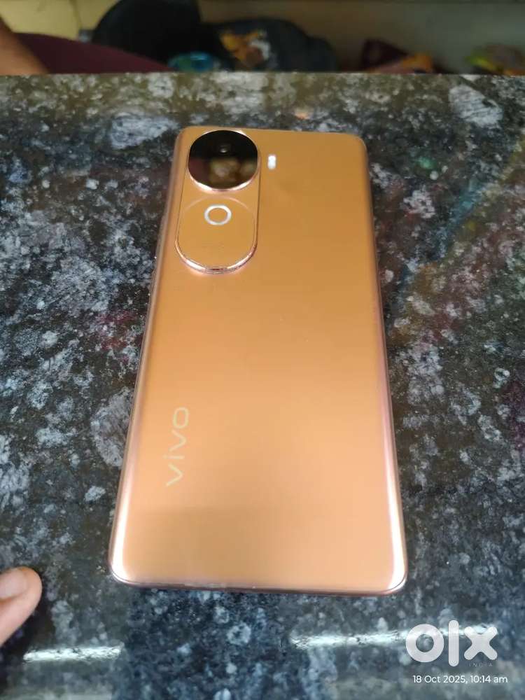 VIVO V40 BRAND NEW CONDITION BOX AND CHARGER AVAILABLE