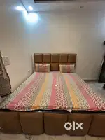 Bed with amazing condition without mettress. 6X6