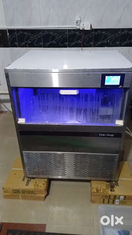 Ice cube maker machine