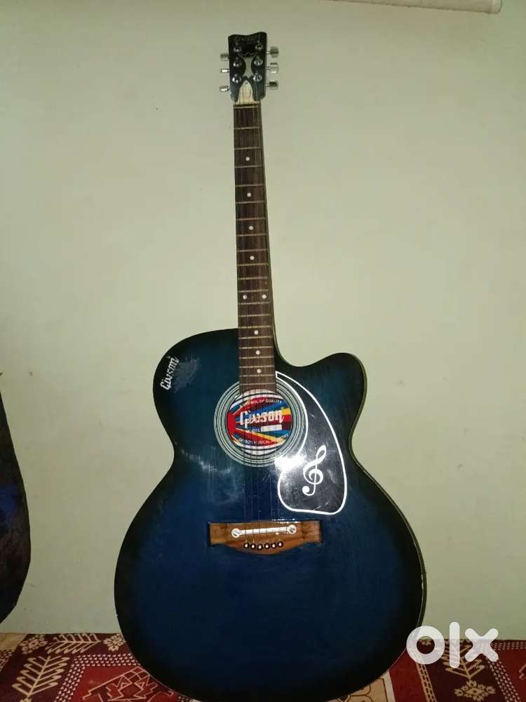 Givson acoustic guitar with yamaha padded bag excellent condition.