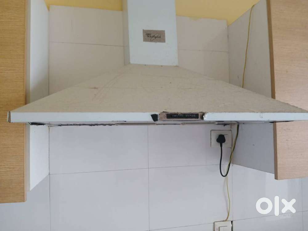 Built in Oven and Kitchen Hood (whirlpool)