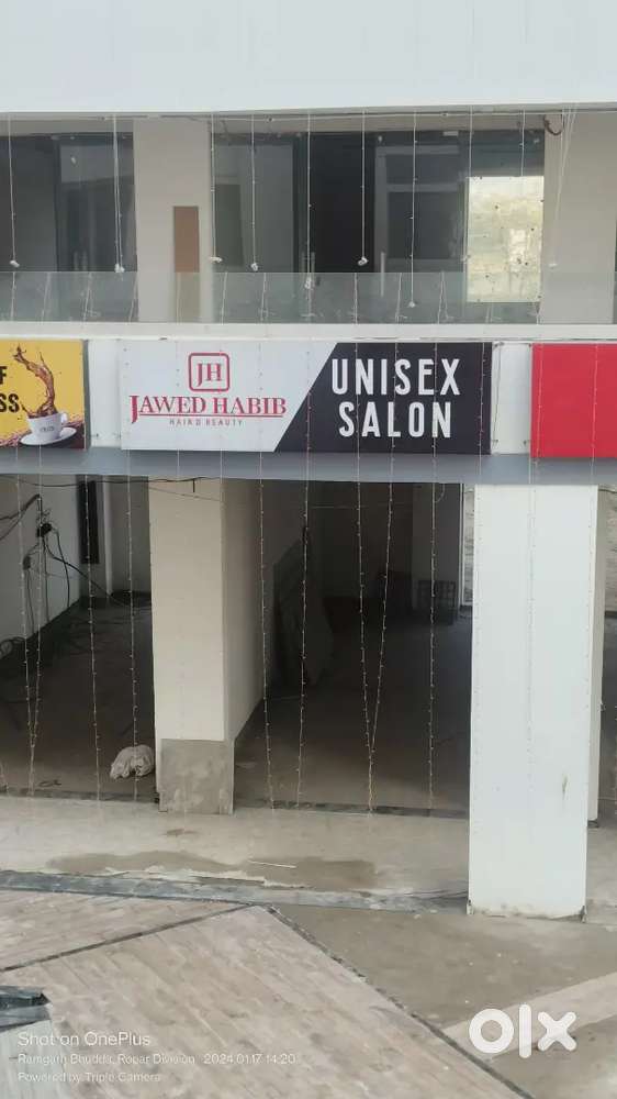 Double height Showroom PR7