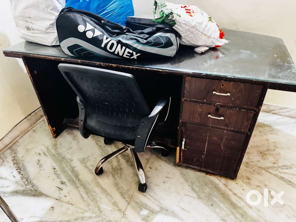 Heavy wooden Counter table in good condition