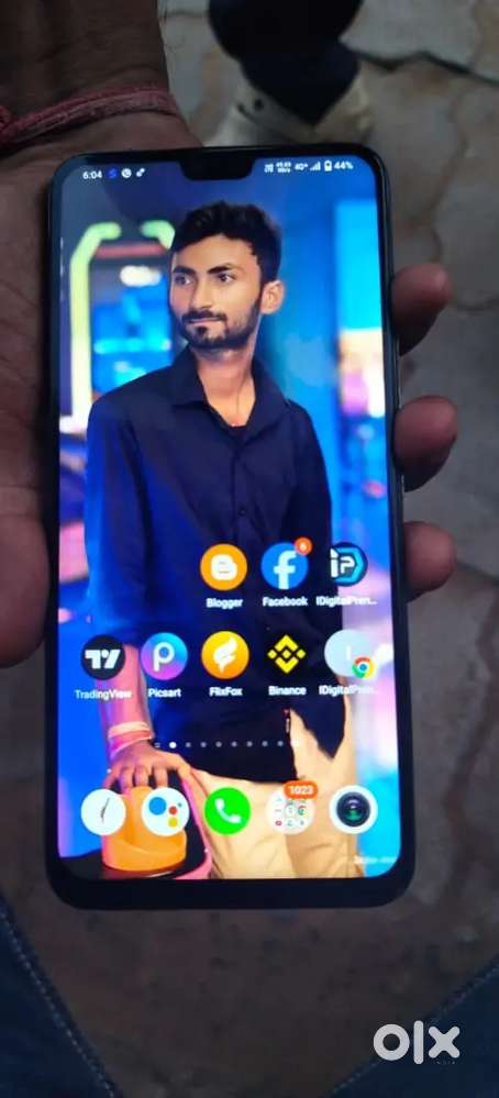 V20 PRO  RAM 8 STORAGE 128