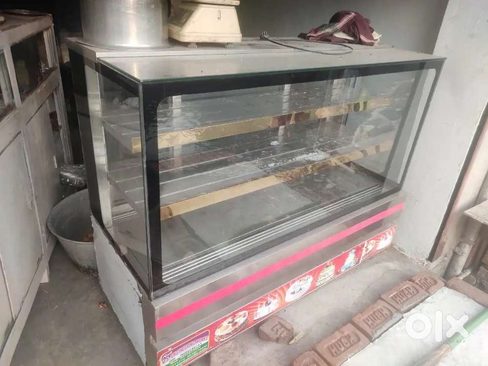 Air cooling cake counter 
4 feet