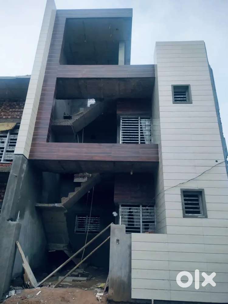 4 BHK KOTHI FOR SALE READY TO MOVE IN GURU NANAK COLONY BADALA ROAD