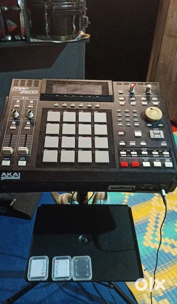 Akai 2500 with stand and 3 memory card