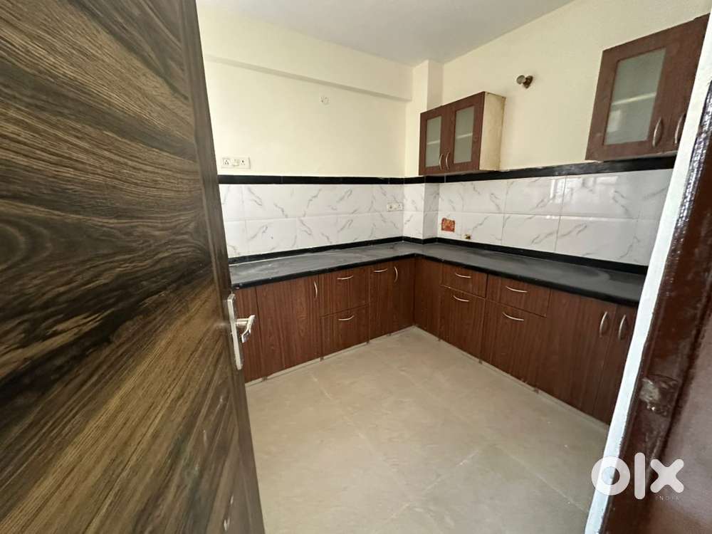 Flat good location near park school hospital luxurious Apptment