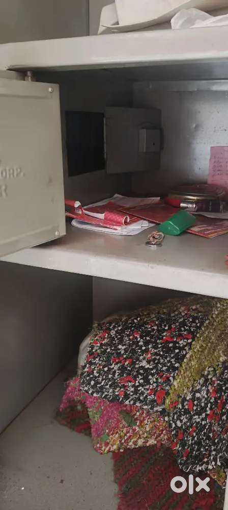 Almari ek dam acchi condition me hai koi bhi khrabi nhi hai bilkul new