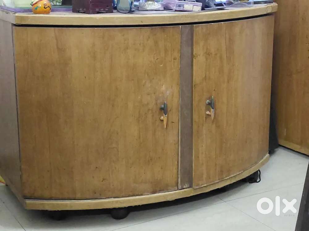 **TV TROLLEY PLUS 2 STORAGE TOWERS AT A VERY LOW PRICE**