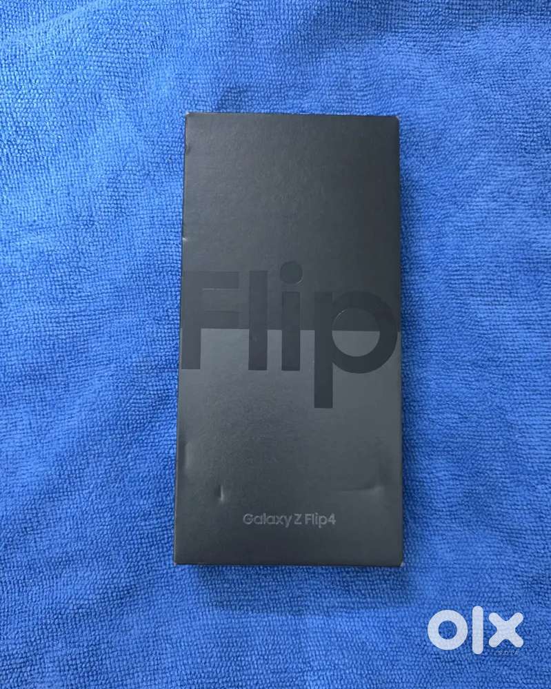 Galaxy Z Flip 4 – Unused with Original Leather Case