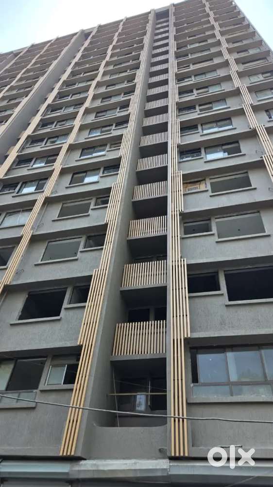 Available shop on main Rd in chembur good locality market area prime