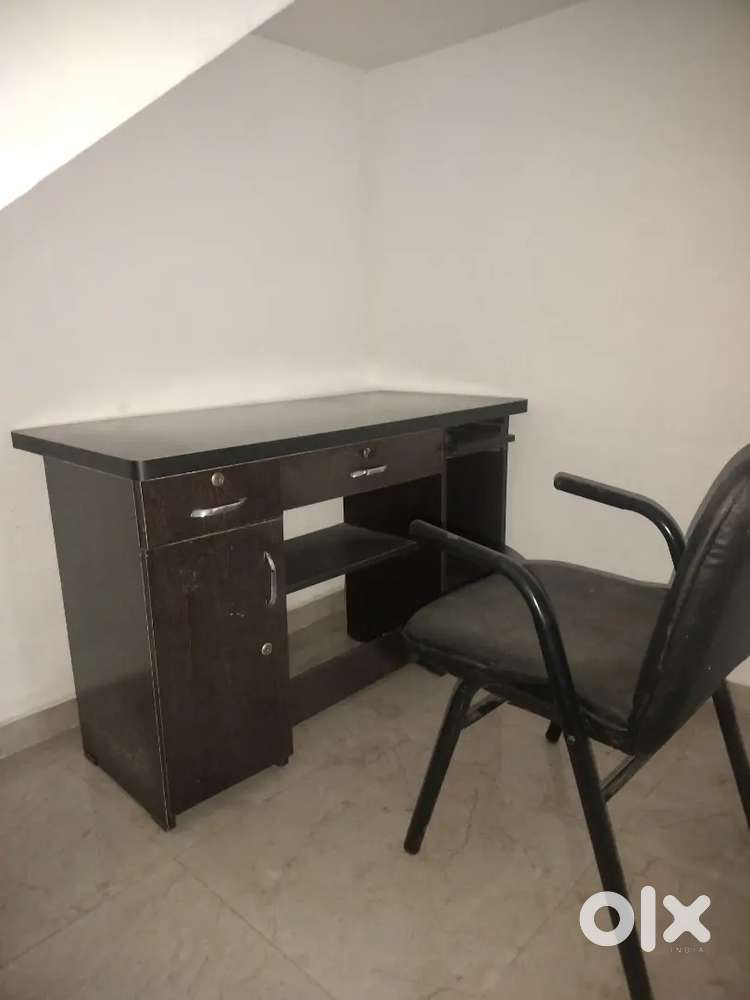Computer desktop with chair new like condition